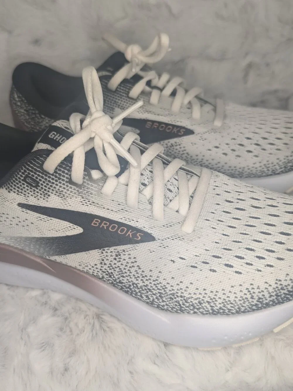 Brooks Ghost 16 Women's Size 8 White Gray Running Shoes EUC